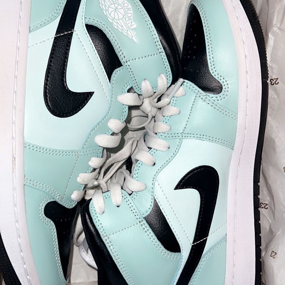Air Jordan 1 mid TROPICAL TWIST